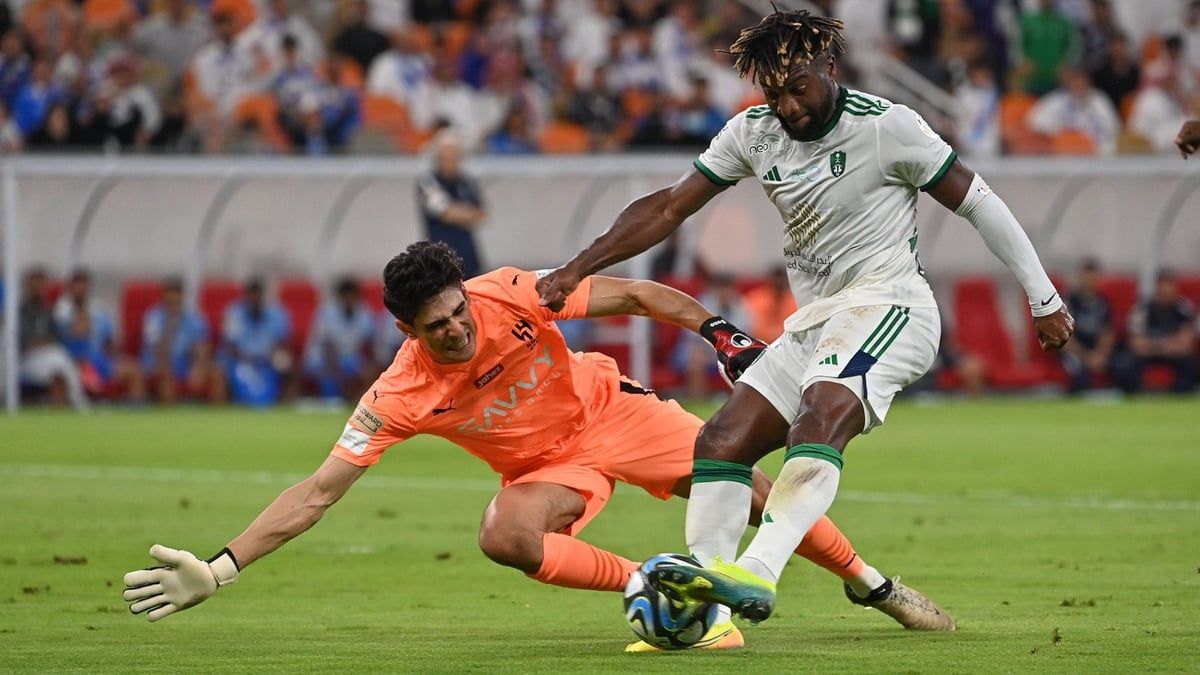 مهاجم الأهلي يستفز مدافع الهلال (فيديو)