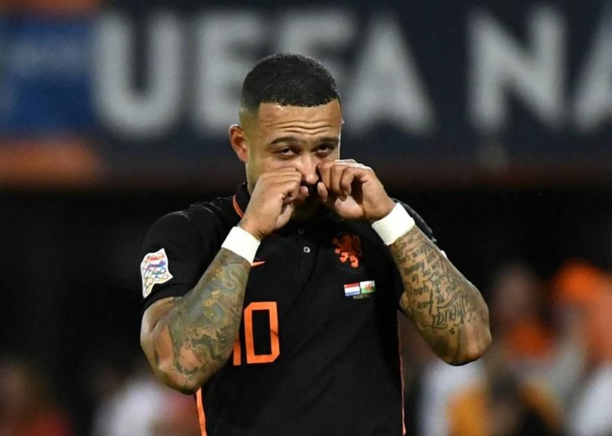 ديباي يتغزل بجامعة كرات تنس ويمسح تغريدته