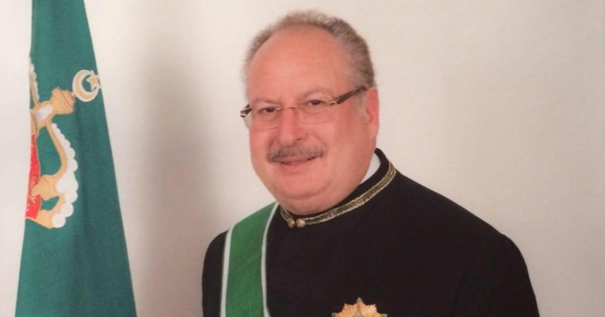 آخر ملوك مصر يصعد إلى يخت "المحروسة" وسط مراسم لافتة (فيديو)