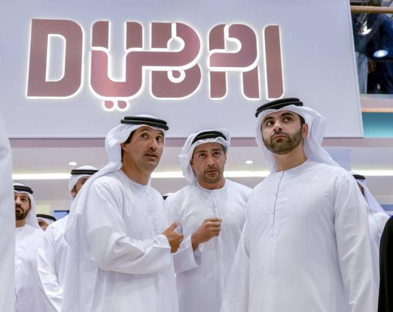 منصور بن محمد يطلع على أجنحة الهيئات والشركات في سوق السفر العربي