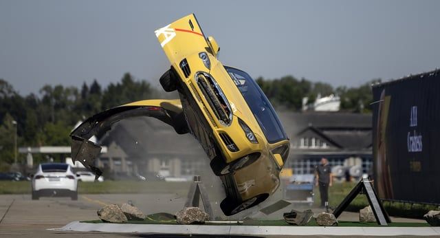 آمنة لركابها وخطرة على الآخرين.. ما لا تعرفه عن السيارات الكهربائية