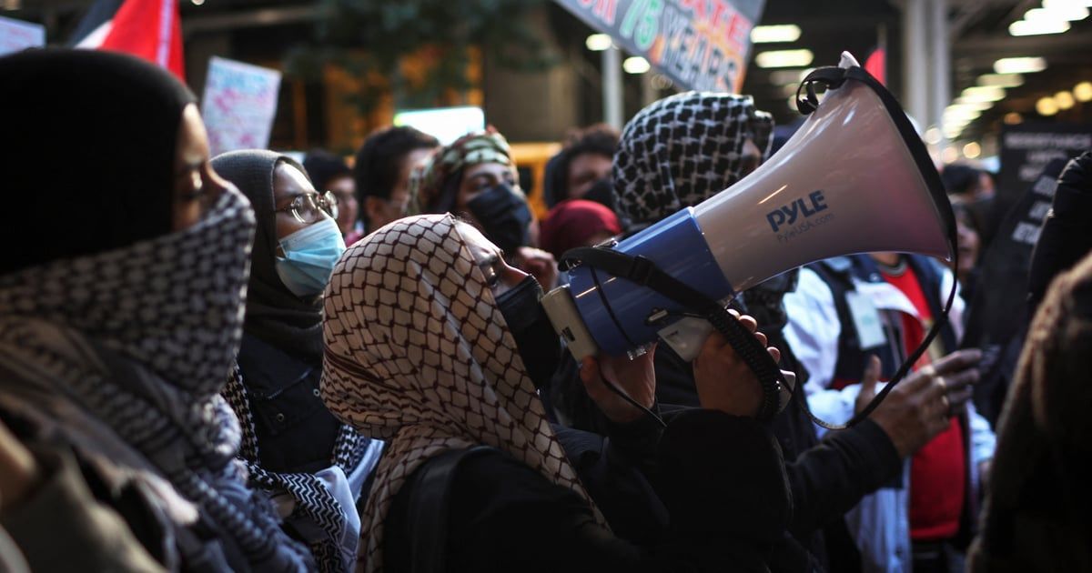 أمام الشرطة الأمريكية.. أستاذ جامعي يعتدي على مسلمة خلال مظاهرات غزة (فيديو إرم)