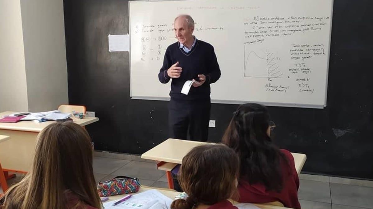 طالب ثانوية عراقي يقتل مدير مدرسته التركي بطلق ناري في إسطنبول (فيديو)