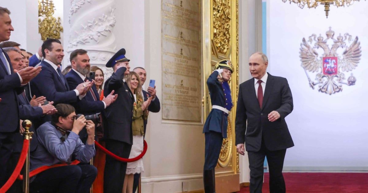 خرق البرتوكول.. من هو الرجل الذي صافحه بوتين خلال حفل تنصيبه؟ (فيديو)