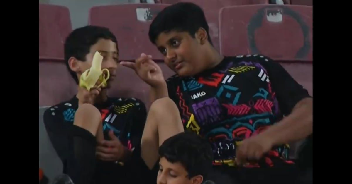 دعابة عفوية بين طفلين بملعب في قطر تثير تفاعلاً واسعاً (فيديو)