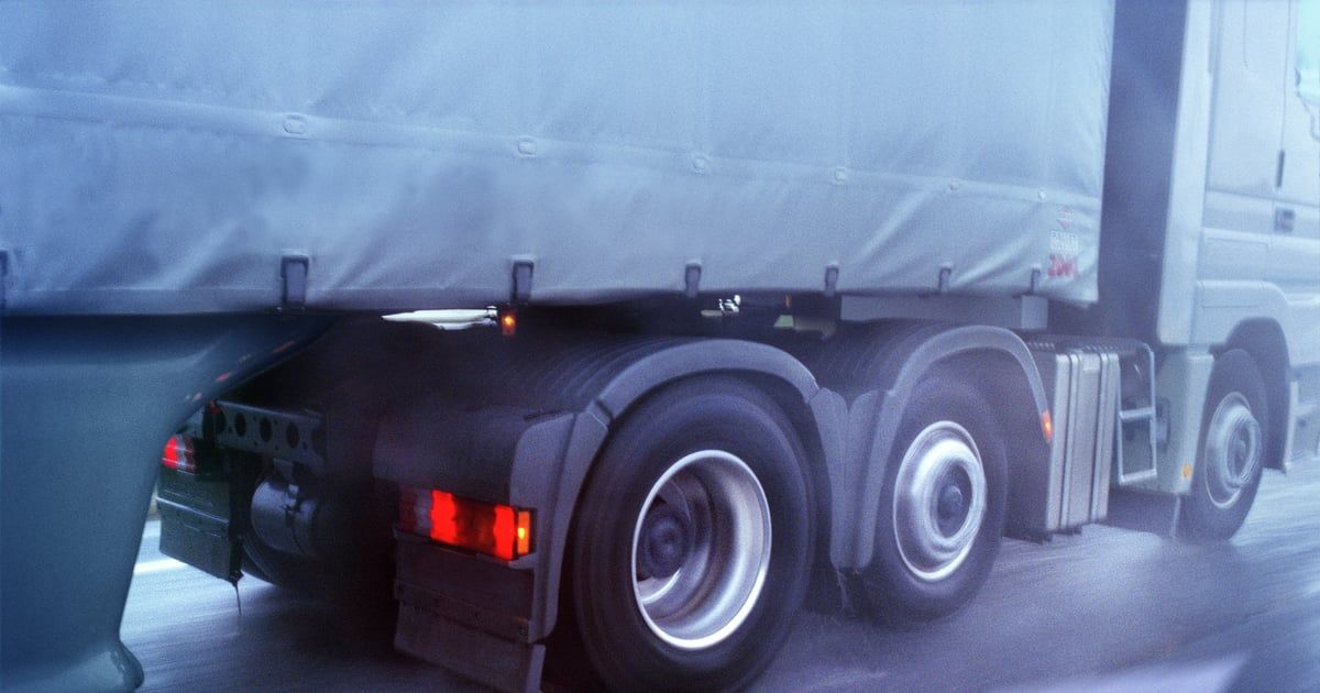 عُمان.. مصرع 3 أشخاص بحادث سير مروع سببه شاحنة (فيديو)