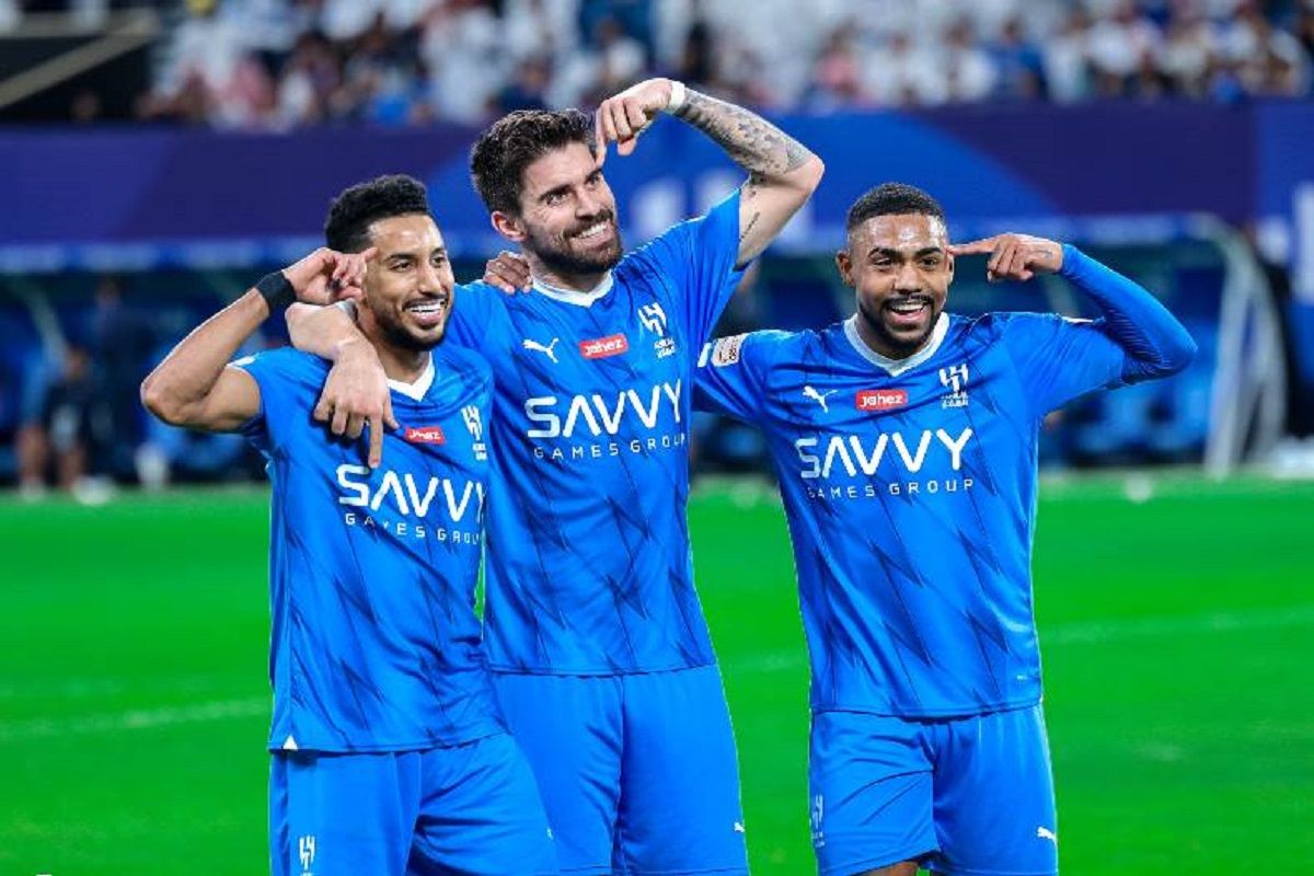 الأهلي يتقدم والهلال يحسم "القمة المؤجلة"...الأزرق ينفرد بالصدارة ونقطة واحدة لحسم اللقب - موقع الخليج الان