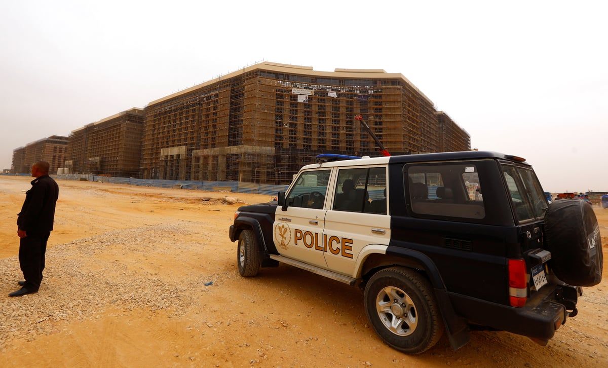 شاب مصري يسرق مقتنيات أحد المساجد في الشرقية (صورة)