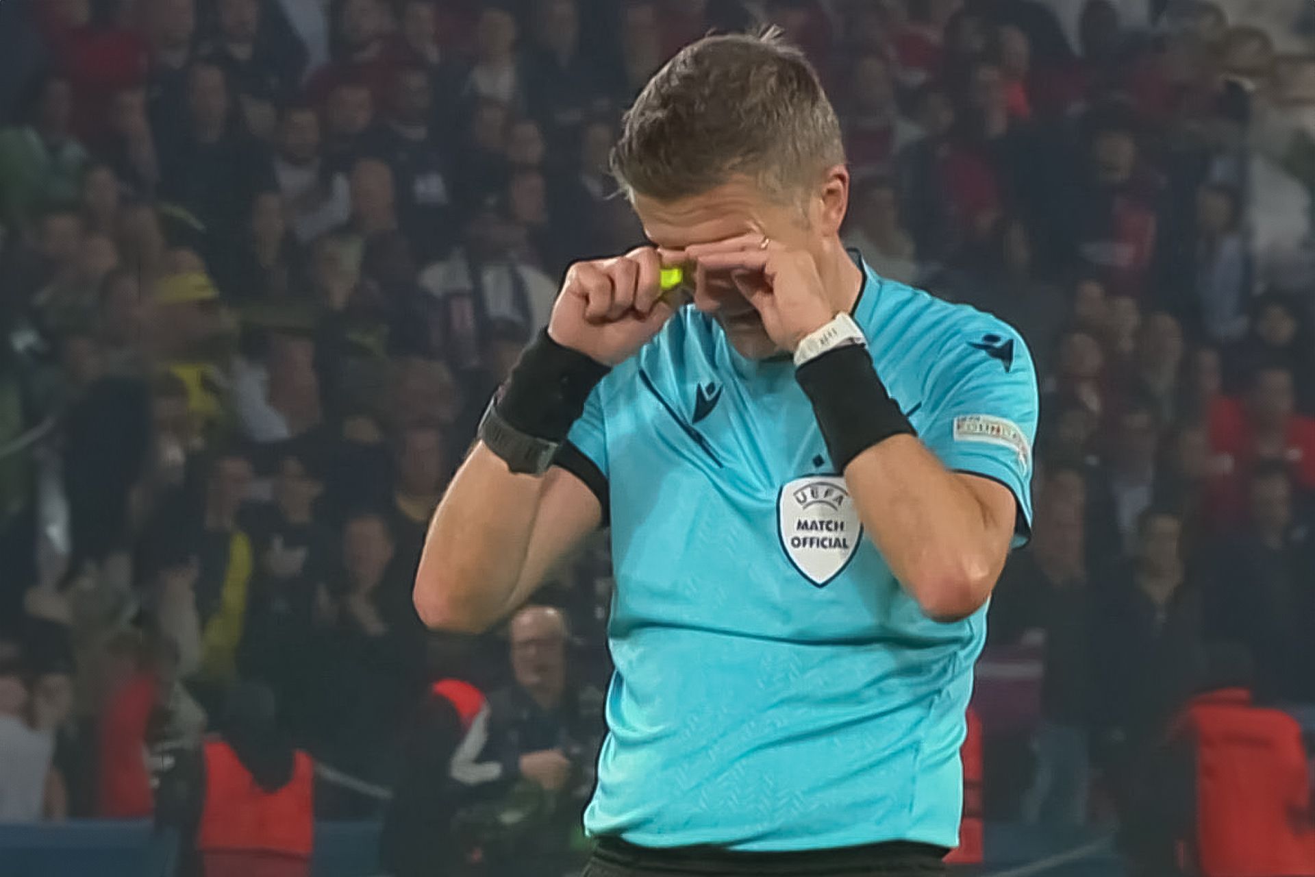 سبب بكاء حكم مباراة سان جيرمان ودورتموند في إياب نصف نهائي دوري أبطال أوروبا - موقع الخليج الان