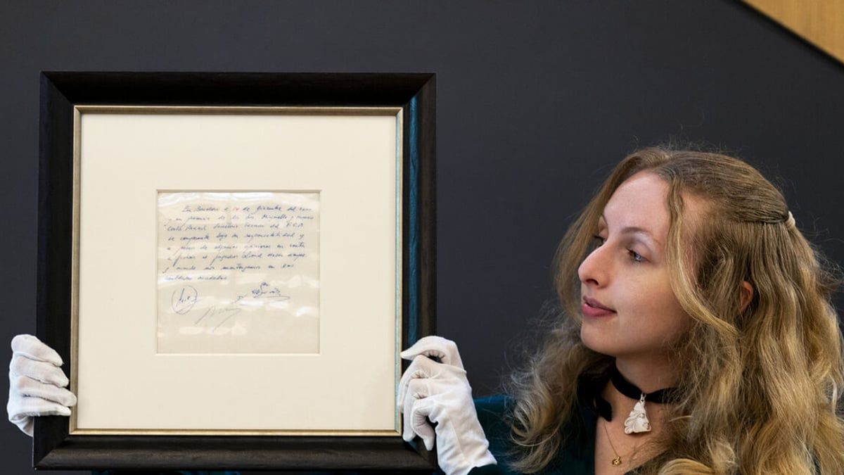 فتح باب المزايدة على منديل تعهد فيه نادي برشلونة بضم ميسي (صور)