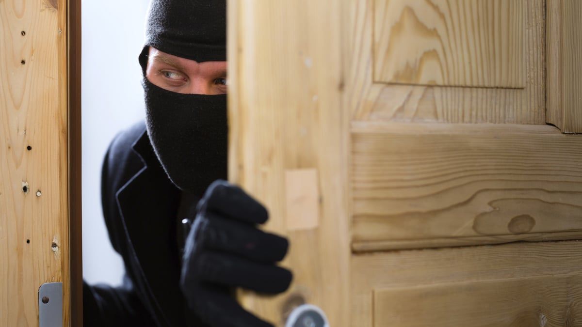 اقتحم منزله.. مُسن مغربي كفيف يقتل لصًا