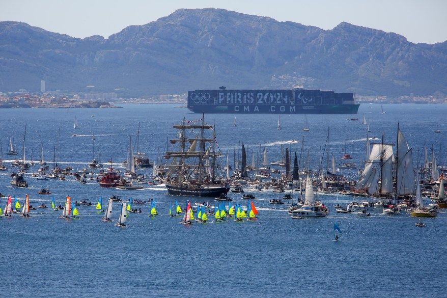 قوات النخبة الخاصة تحمي الشعلة الأولمبية لدى وصولها إلى فرنسا لحضور أولمبياد باريس 2024 – صور - موقع الخليج الان