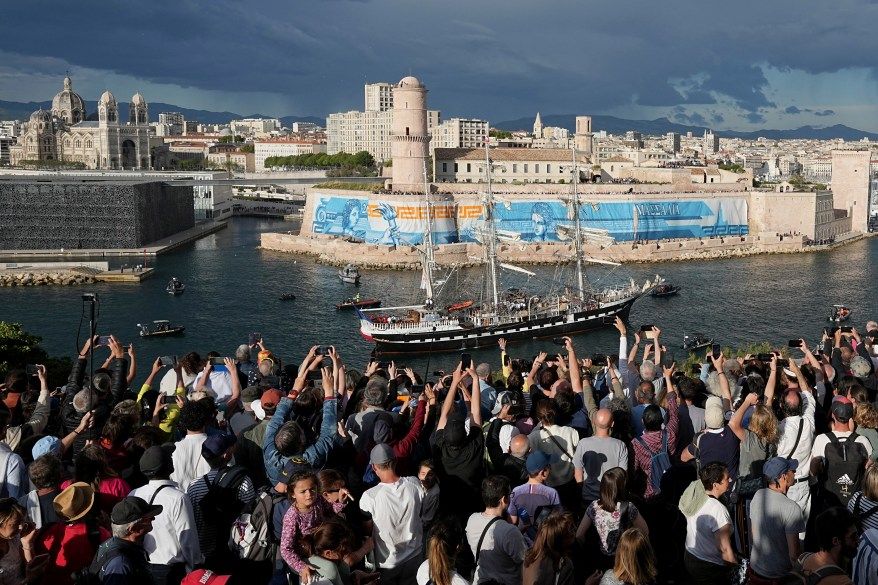 قوات النخبة الخاصة تحمي الشعلة الأولمبية لدى وصولها إلى فرنسا لحضور أولمبياد باريس 2024 – صور - موقع الخليج الان