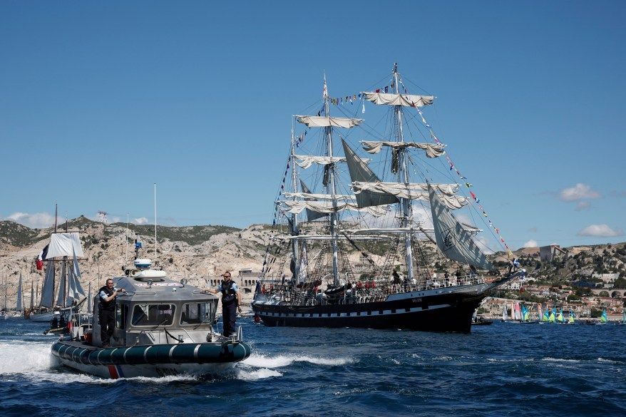 قوات النخبة الخاصة تحمي الشعلة الأولمبية لدى وصولها إلى فرنسا لحضور أولمبياد باريس 2024 – صور - موقع الخليج الان