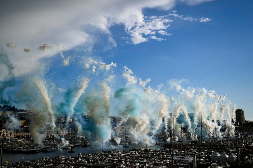 قوات النخبة الخاصة تحمي الشعلة الأولمبية لدى وصولها إلى فرنسا لحضور أولمبياد باريس 2024 – صور - موقع الخليج الان