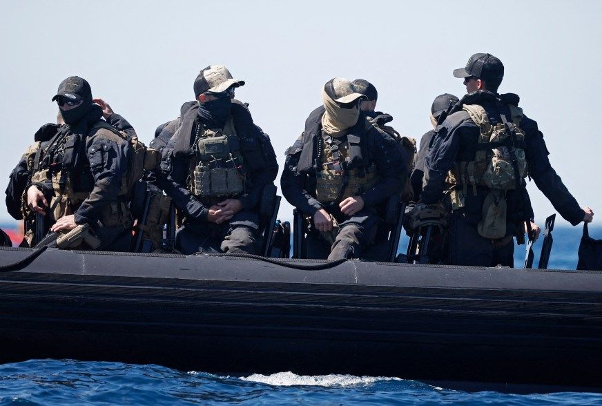 قوات النخبة الخاصة تحمي الشعلة الأولمبية لدى وصولها إلى فرنسا لحضور أولمبياد باريس 2024 – صور - موقع الخليج الان