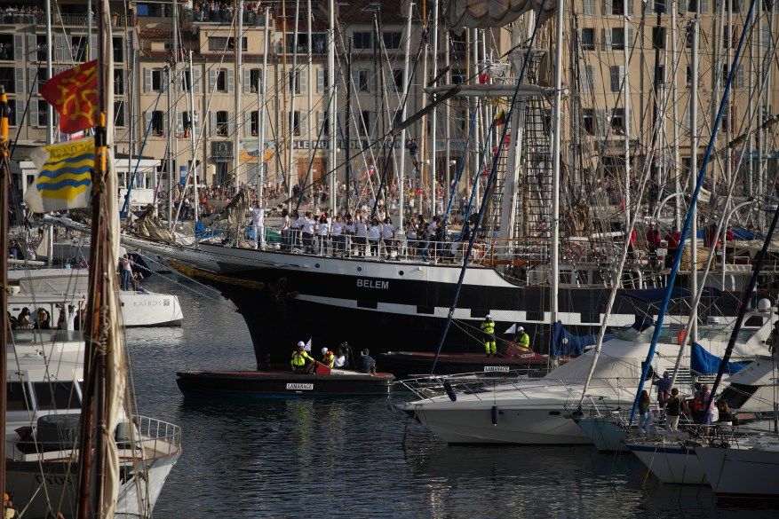 قوات النخبة الخاصة تحمي الشعلة الأولمبية لدى وصولها إلى فرنسا لحضور أولمبياد باريس 2024 – صور - موقع الخليج الان