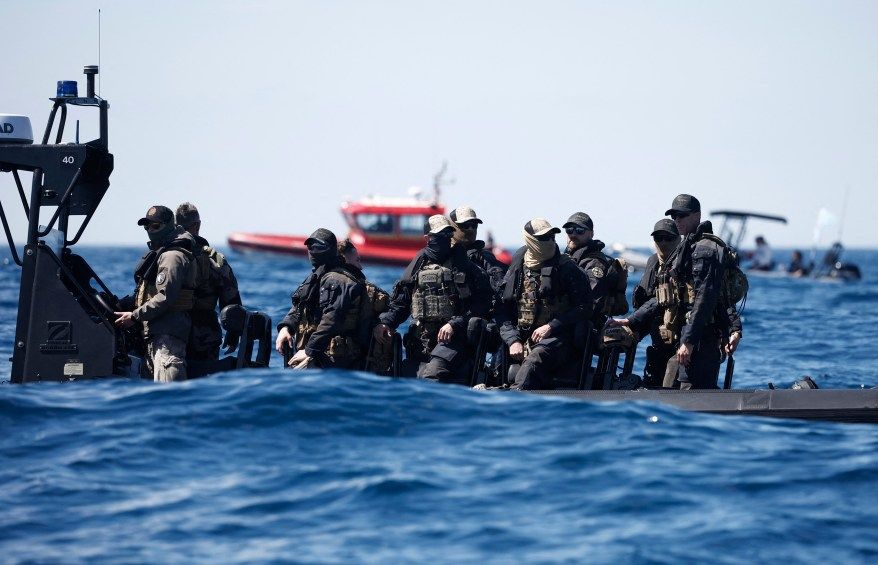 قوات النخبة الخاصة تحمي الشعلة الأولمبية لدى وصولها إلى فرنسا لحضور أولمبياد باريس 2024 – صور - موقع الخليج الان