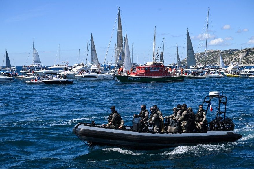 قوات النخبة الخاصة تحمي الشعلة الأولمبية لدى وصولها إلى فرنسا لحضور أولمبياد باريس 2024 – صور - موقع الخليج الان