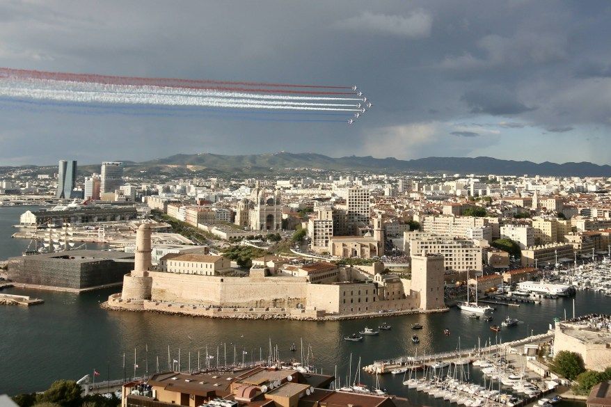 قوات النخبة الخاصة تحمي الشعلة الأولمبية لدى وصولها إلى فرنسا لحضور أولمبياد باريس 2024 – صور - موقع الخليج الان