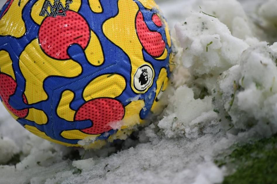 سيارة إسعاف في منزل لاعب بالدوري الإنجليزي