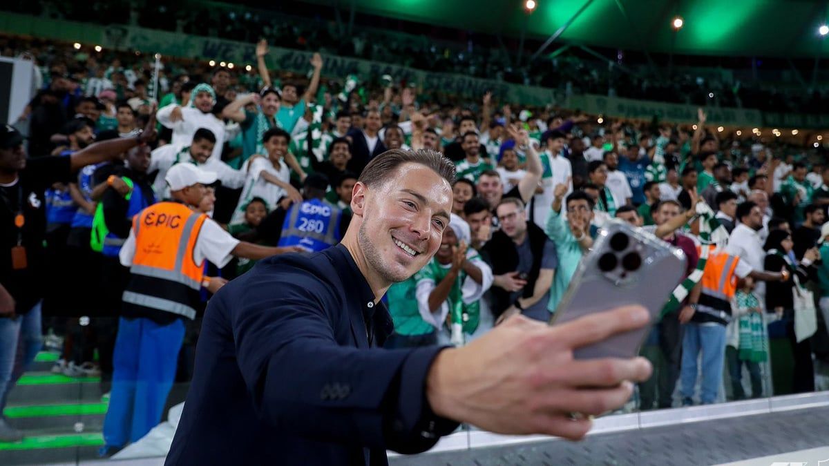 اتهام مدرب الأهلي السعودي بإشارة غير لائقة أمام الهلال (فيديو)