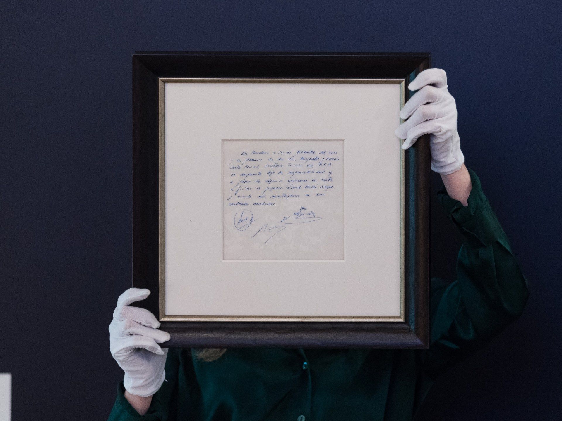 بـ274 ألف دولار.. فتح مزاد “المنديل الشهير” بين ميسي وبرشلونة - موقع الخليج الان