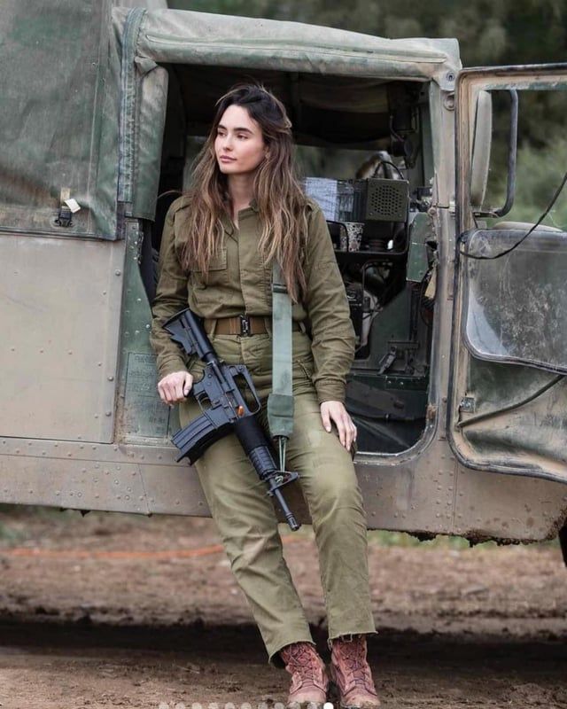 ملكة جمال إسرائيل تثير الجدل في نيويورك بسبب لافتة.. ما القصة؟ (فيديو)