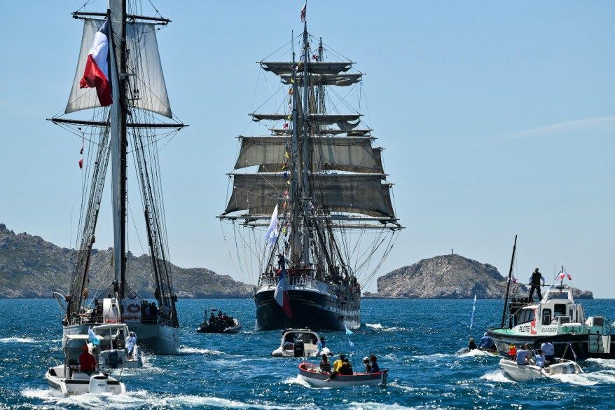 قوات النخبة الخاصة تحمي الشعلة الأولمبية لدى وصولها إلى فرنسا لحضور أولمبياد باريس 2024 – صور - موقع الخليج الان