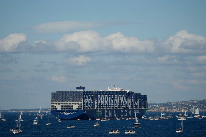 قوات النخبة الخاصة تحمي الشعلة الأولمبية لدى وصولها إلى فرنسا لحضور أولمبياد باريس 2024 – صور - موقع الخليج الان