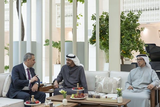 محمد بن زايد يؤكد دعم الإمارات لجهود تحقيق السلام الإقليمي والدولي