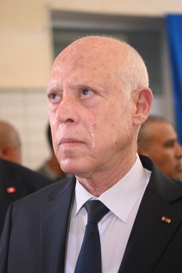 الرئيس التونسي قيس سعيد يخطف الأضواء بظهوره باكيا (صور)‎