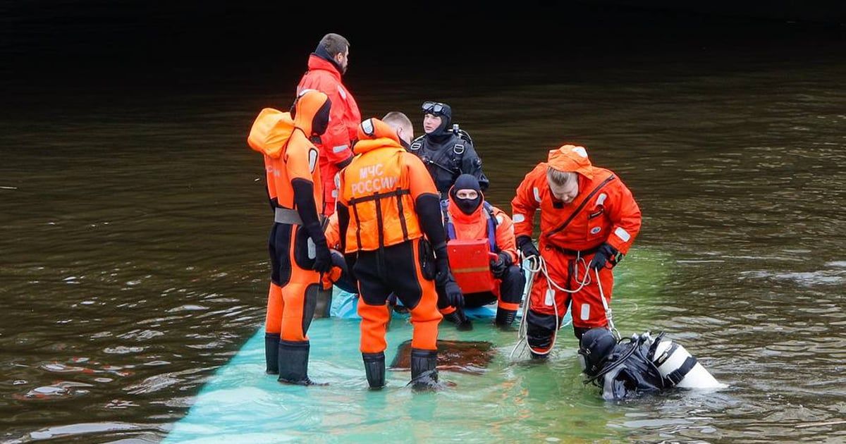 روسيا.. وفاة 3 ركاب جراء سقوط حافلة في نهر مويكا (فيديو)
