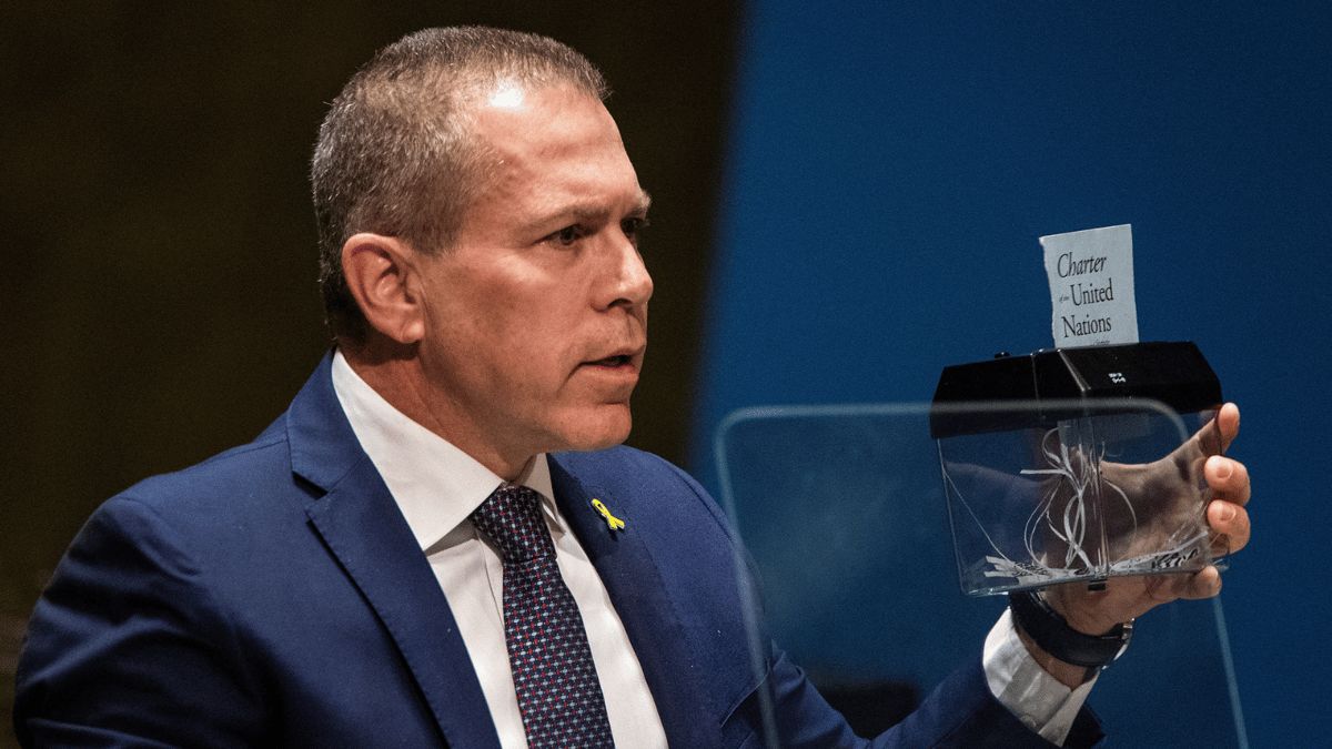 مندوب إسرائيل يمزق ميثاق الأمم المتحدة (فيديو)