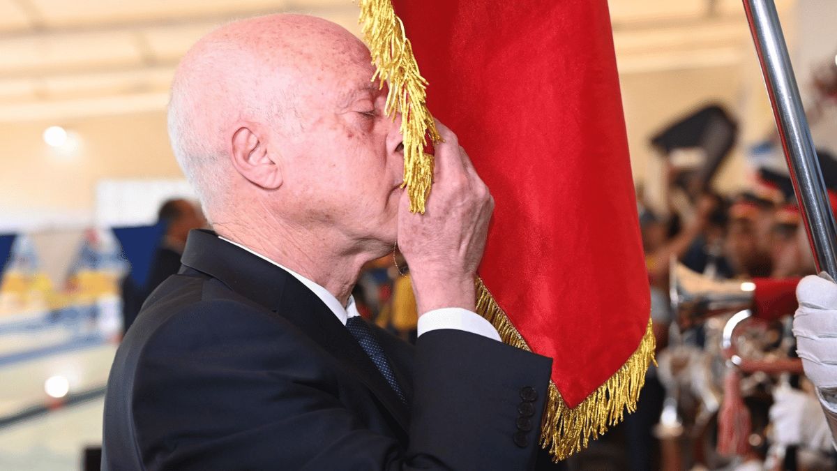 الرئيس التونسي قيس سعيد يخطف الأضواء بظهوره باكيا (صور)‎