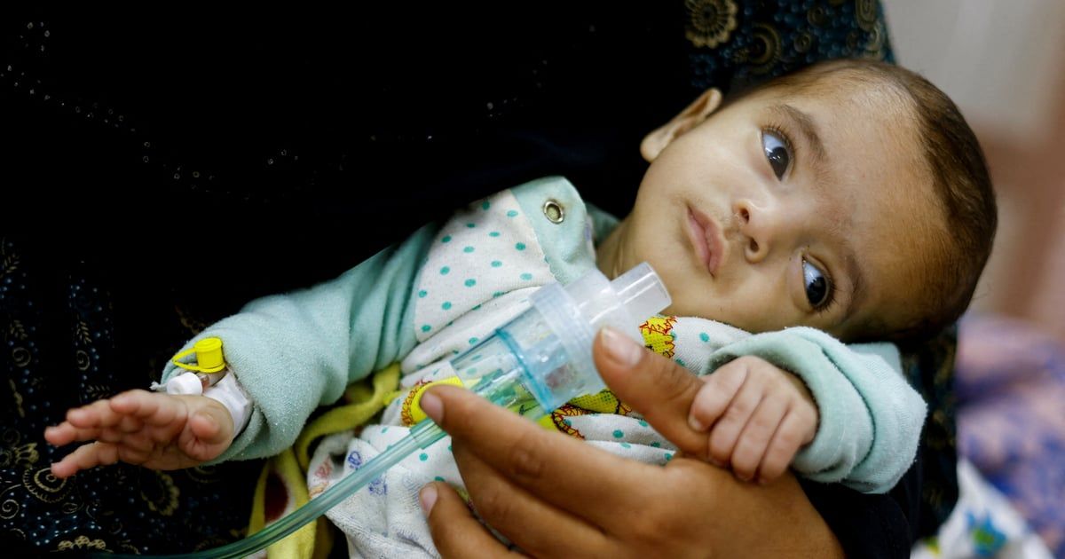 طوابير طويلة وندرة المطاعيم.. رضع غزة يتجرعون مرارة الحرب