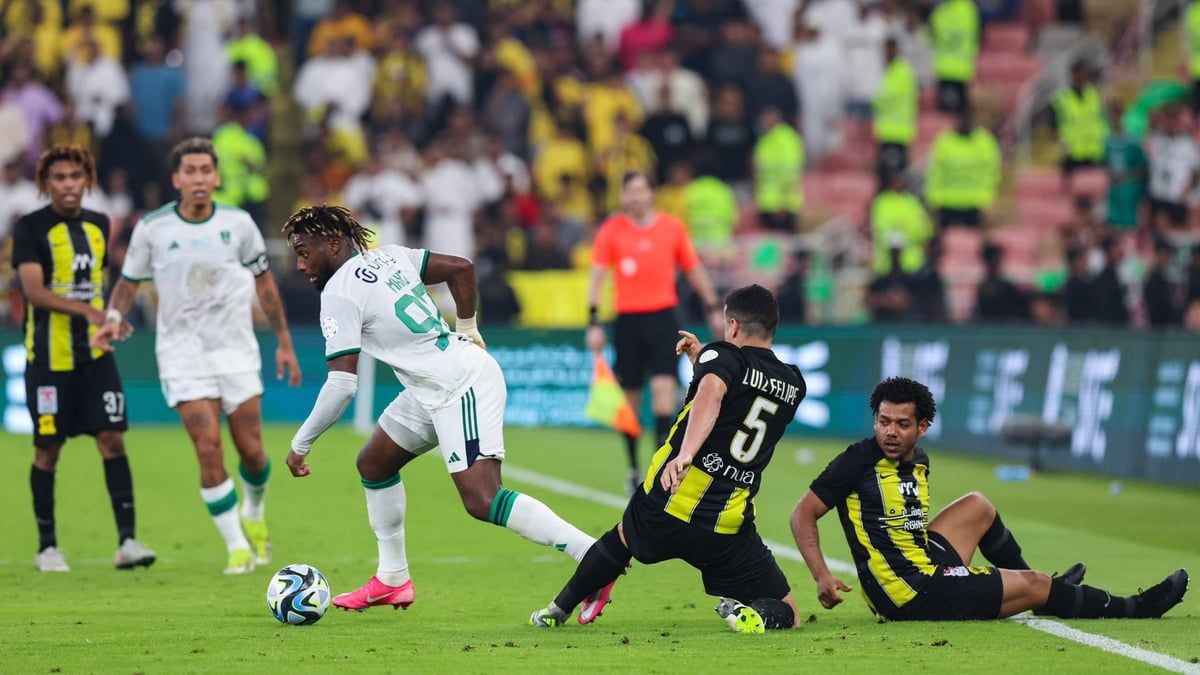 عملاق تركيا يهدد بخطف نجم الأهلي السعودي