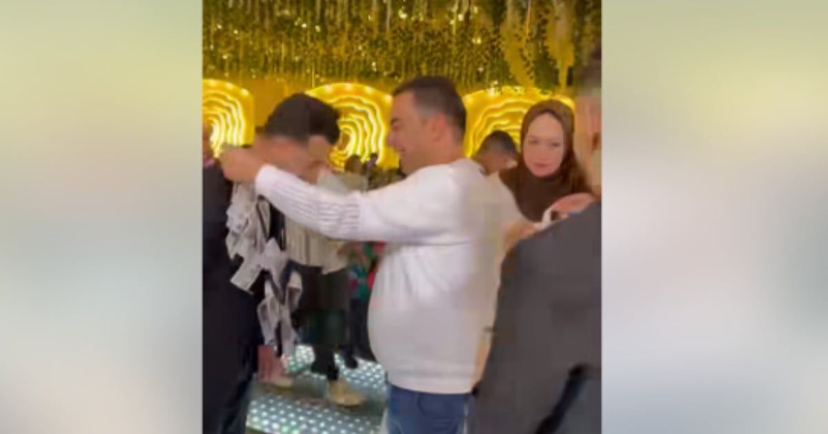 مصر.. مدير يهدي موظفًا 4 قلائد من الأوراق النقدية في حفل زفافه (فيديو)