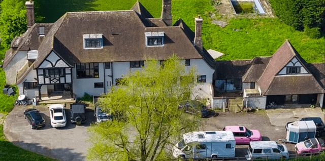 بعد إزعاجها السكان وانتهاكها القانون.. طرد عارضة أزياء من قصرها