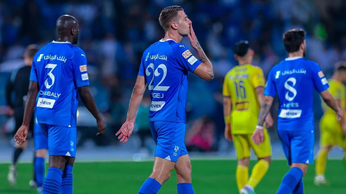 الهلال يكتسح الحزم ويتوج بطلا للدوري السعودي