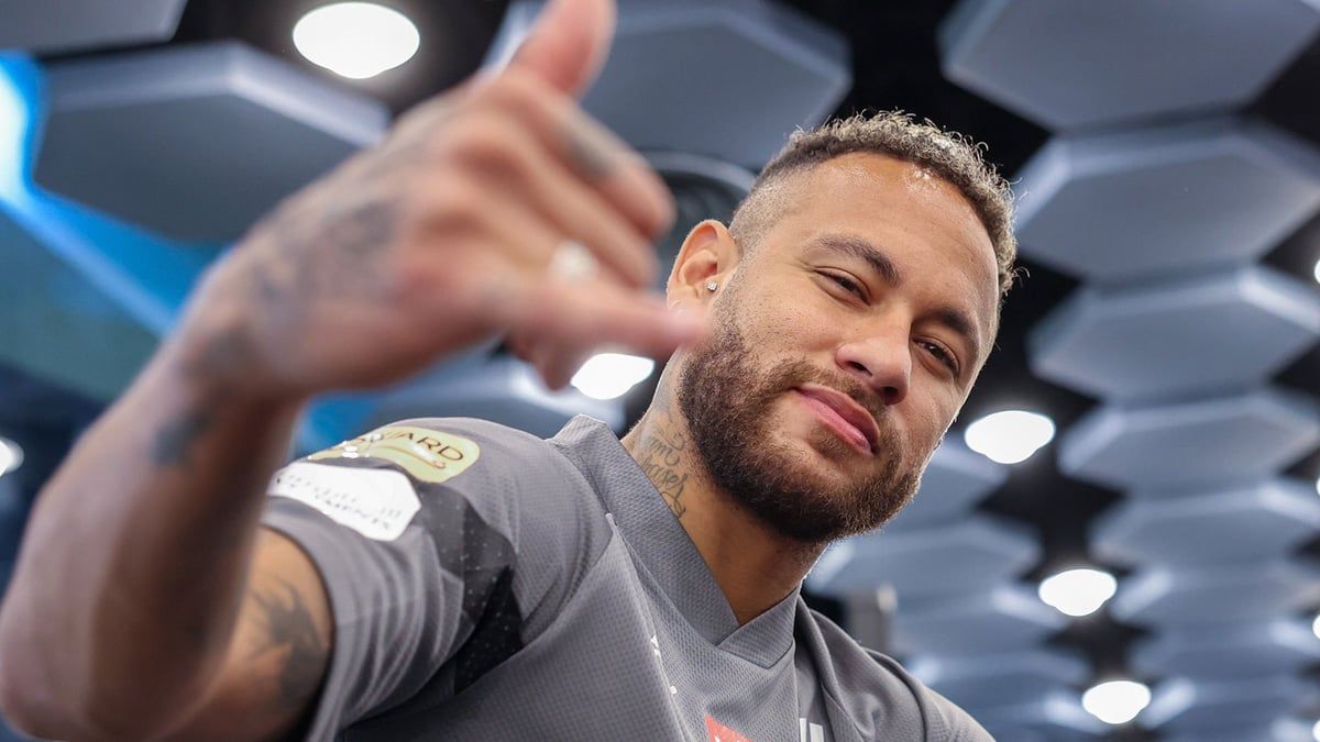 نيمار وعائلته يخطفون الأنظار خلال مباراة الهلال والحزم (فيديو)