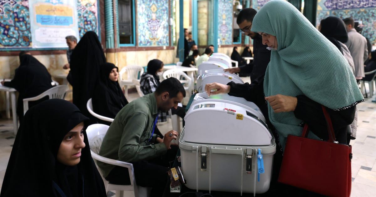 تراجع مقاعد النساء في البرلمان الإيراني إلى 14