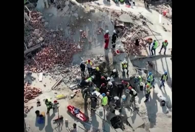 بعد 5 أيام من الحادث.. انتشال رجل من مبنى منهار بجنوب إفريقيا