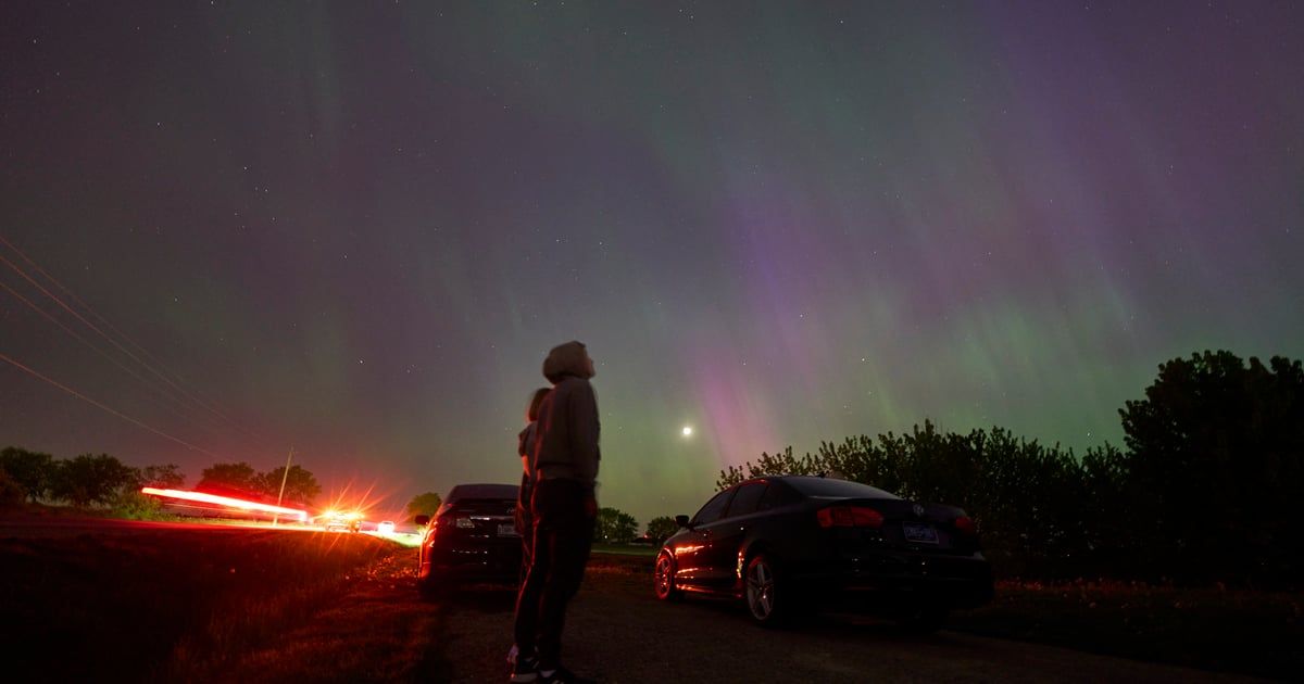 مشاهد مذهلة.. عاصفة شمسية تلوّن سماء العالم (صور وفيديو)