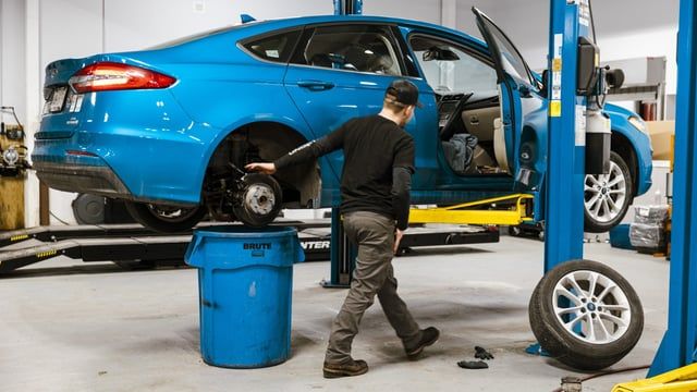 بلومبيرغ: أمريكا تستسلم لتحدي صناعة السيارات الكهربائية