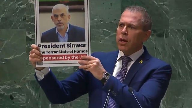 نيويورك تايمز: السنوار المختبئ في أنفاق غزة يتحكم بالمفاوضات