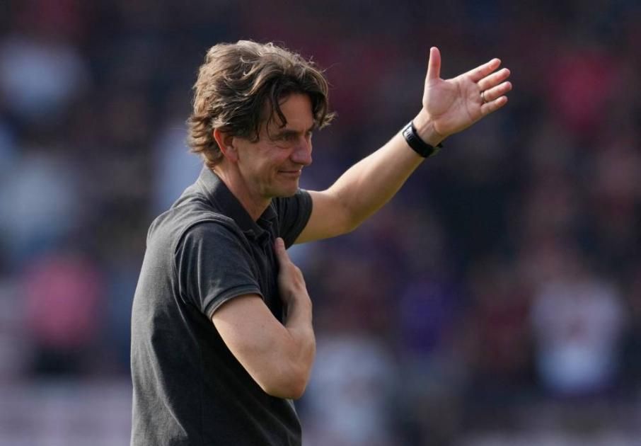 مدرب برنتفورد يتأثر من لطف لاعبيه