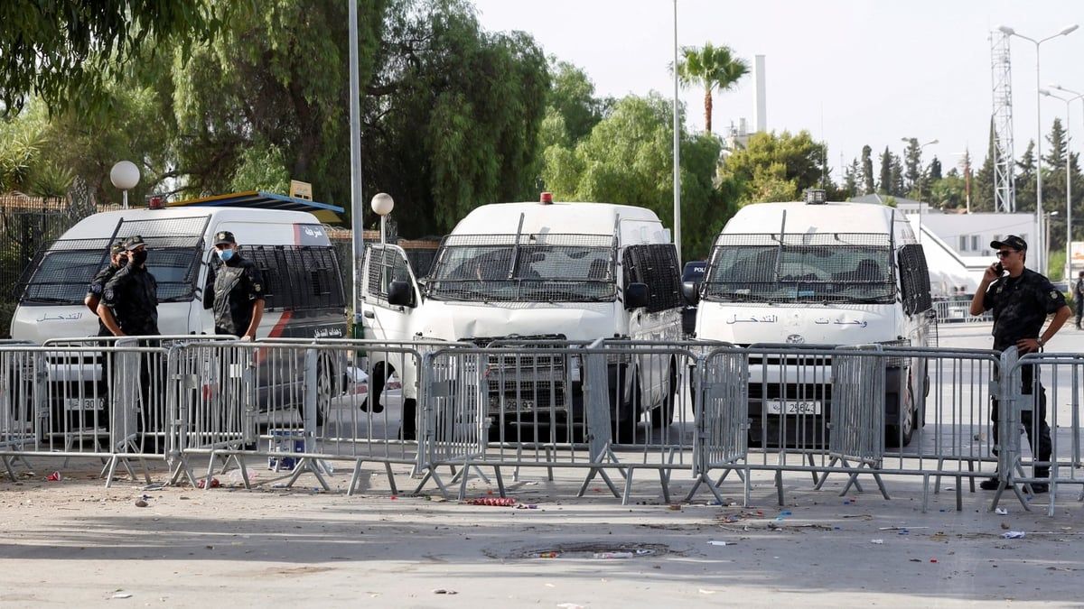 تونس.. التحقيق مع صحفيين وتوقيف عشرات المهاجرين غير النظاميين