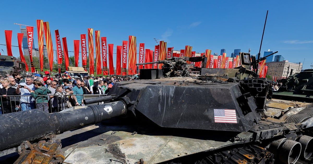 الروس يستكشفون "خردة" الأسلحة الغربية في معرض الغنائم (فيديو)