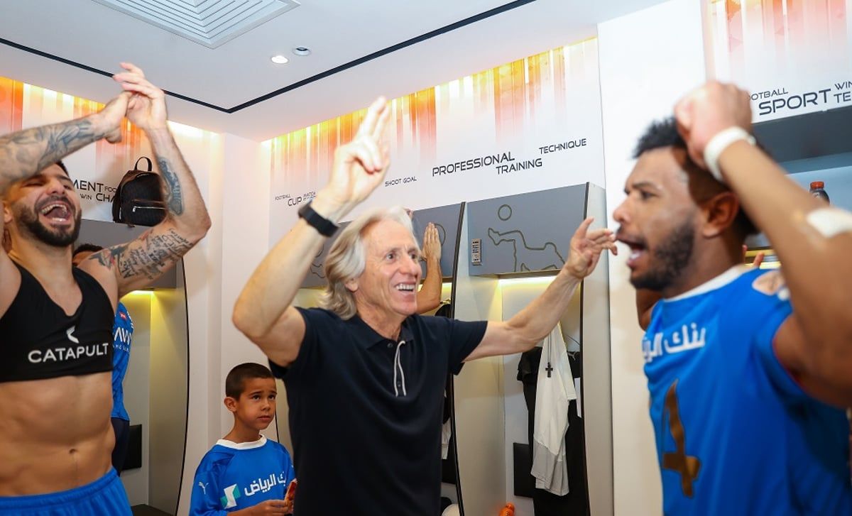 تغريدة تهنئة لنادي الهلال تسبب أزمة قانونية (صور)